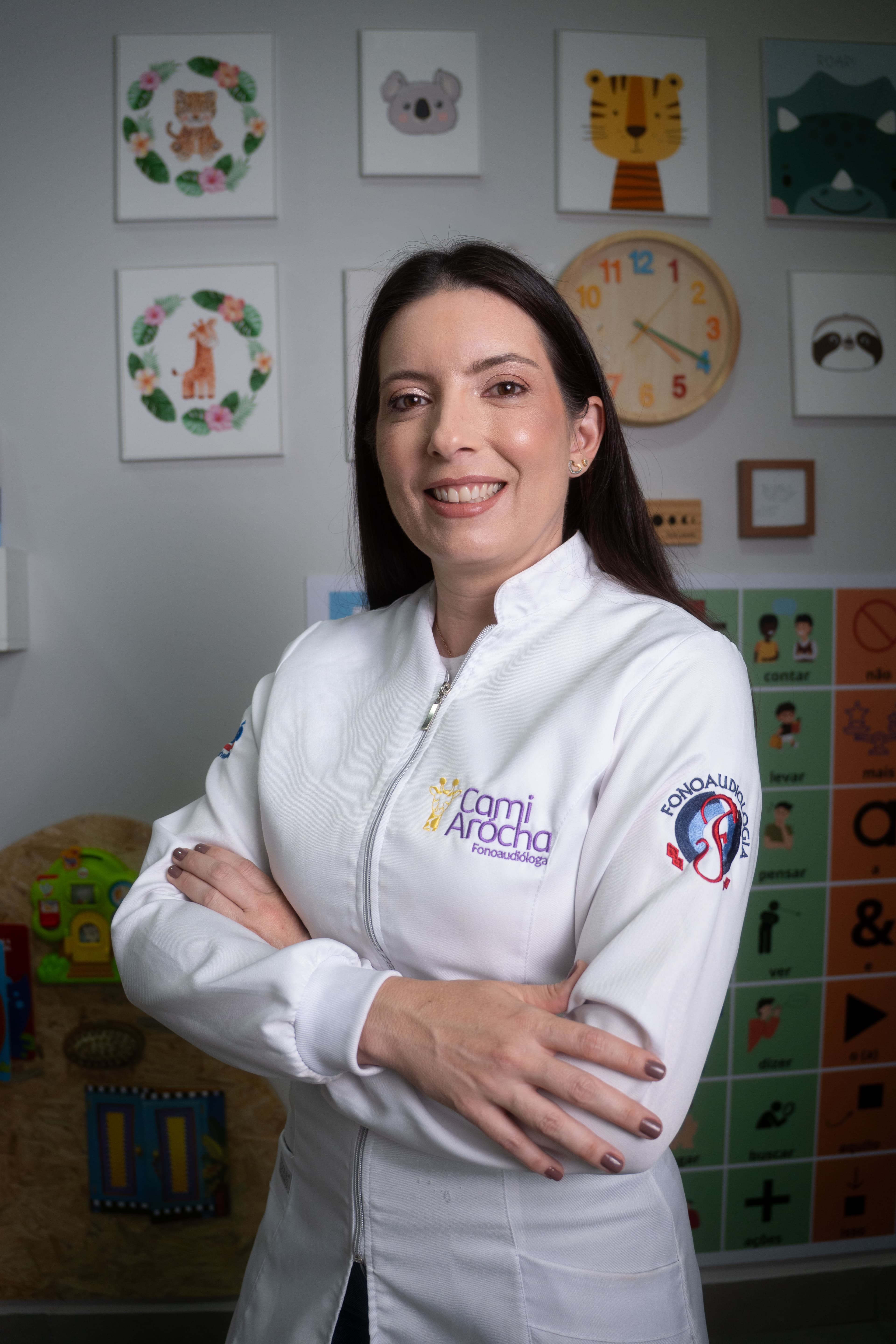 Cami Arócha em sessão de fonoaudiologia com uma criança